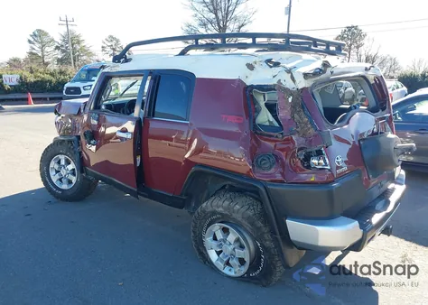 2011 Toyota Fj Cruiser z USA, uszkodzony, nr VIN JTEBU4BF3BK109643
